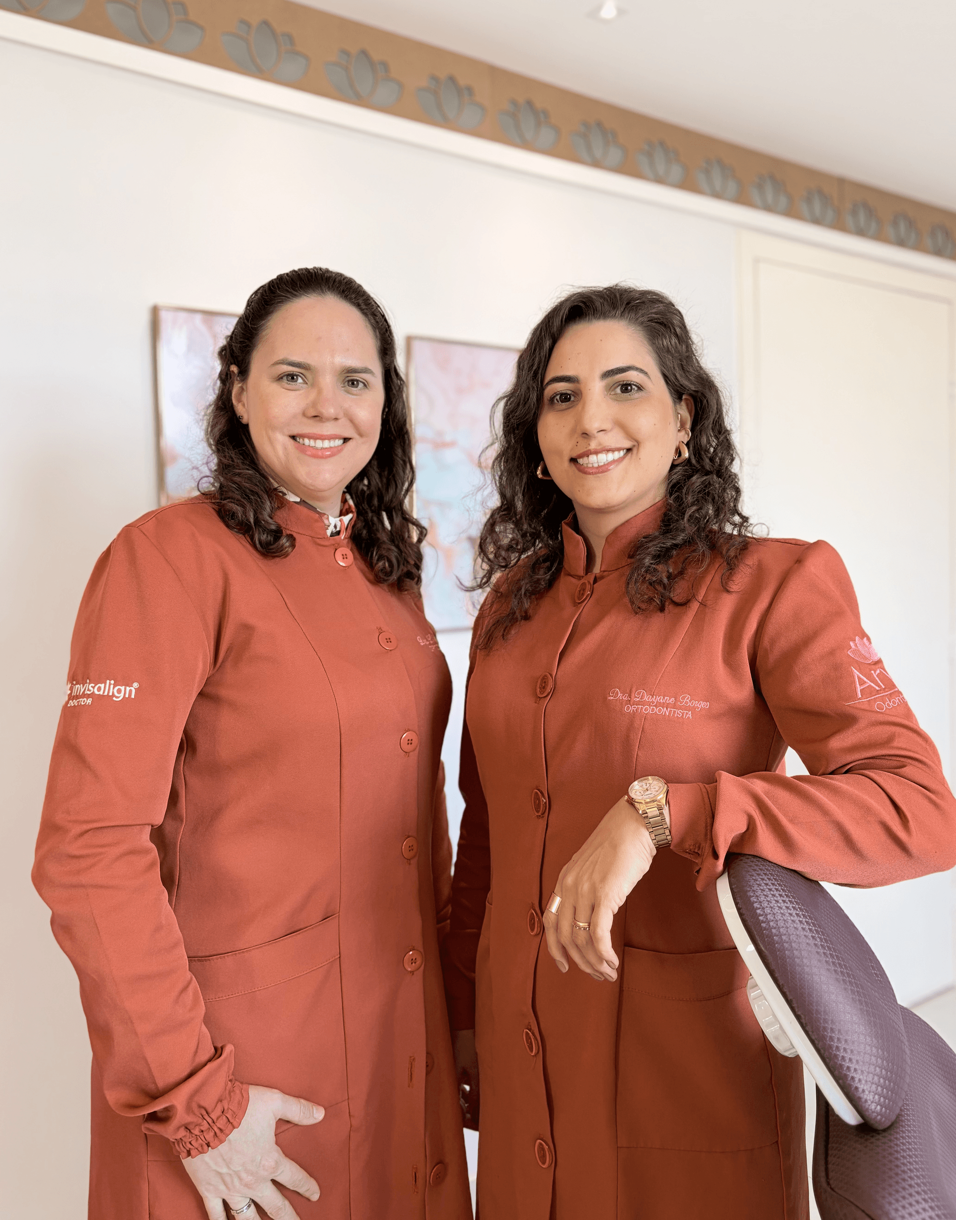 Equipe Arya Odontologia — Dra. Dayane e Dra. Lívia